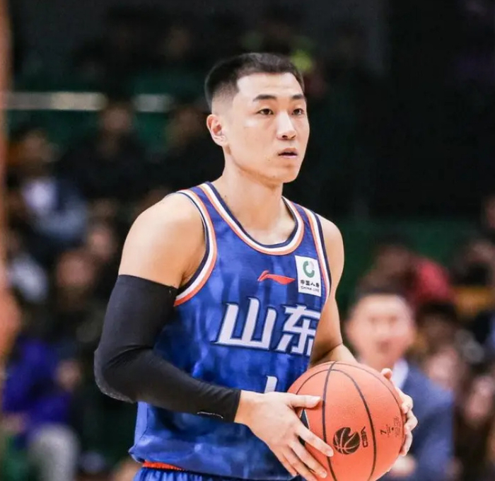 高诗岩为沙约克鼓掌一幕亮了:造沃特斯违体被赞防守尖兵 8中1仍该夸