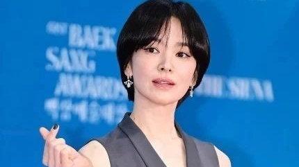 百想红毯路透：宋慧乔短发造型酷飒惊艳，IU白裙盘发尽显优雅