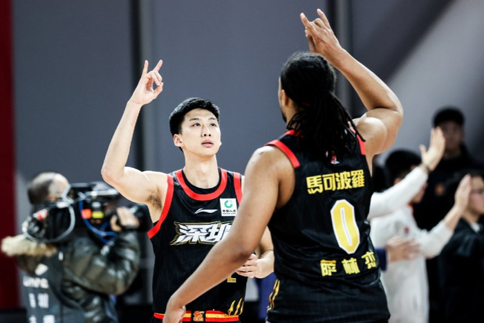 萨林杰偷听被抓包 辽宁丢联盟第一|贺希宁|沈梓捷|吴冠希_新浪新闻