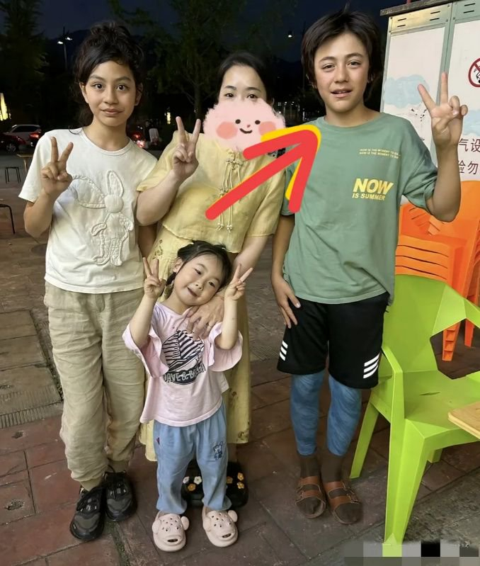 刘烨儿子诺一穿绿色宽松短袖、老式凉鞋搭棕色袜子,网友争议纷纷__财经头条