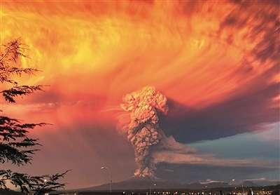 印尼鲁昂火山突然大喷发