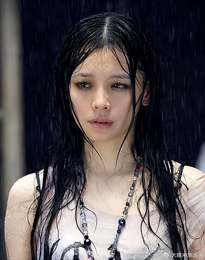 而早在几年前,就有媒体爆出来徐若瑄私生活混乱,而王力宏的妻子更是站