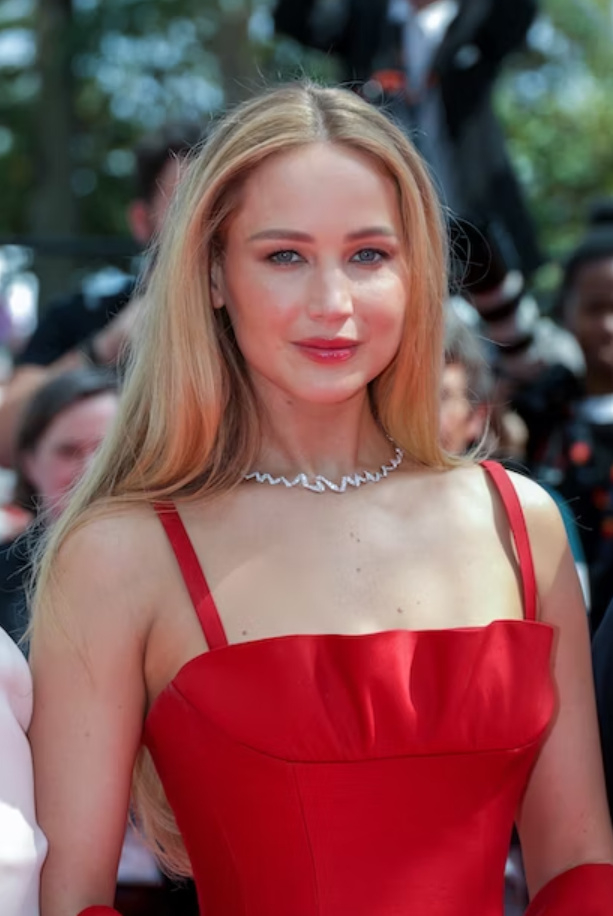 詹妮弗劳伦斯再献身出演r级片,却被质疑整容,近照面目全非|詹妮弗