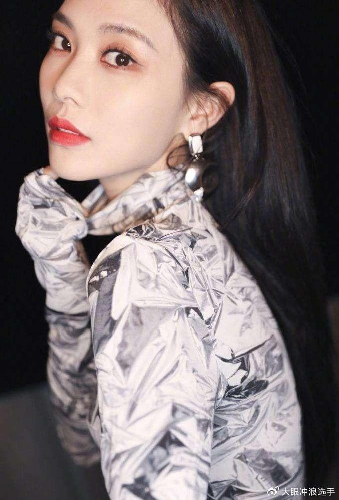 在2016年,王霏霏在微博上对中国南海事件发表了支持的言论,强调中国在