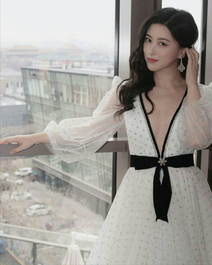 朱珠这衣服换我穿就是红秋衣这种衣服一般人还真驾驭不了颜值抗打