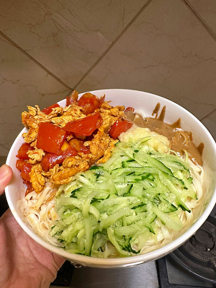 每年的这时候我都会煮凉面吃心疼每一位没吃过凉面条的朋友