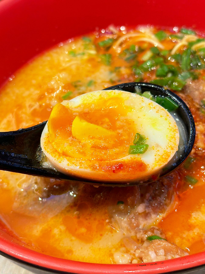 我的爆辣拉面加溏心蛋加木耳丝加小葱加蒜蓉满足