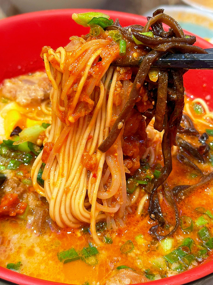 我的爆辣拉面加溏心蛋加木耳丝加小葱加蒜蓉满足