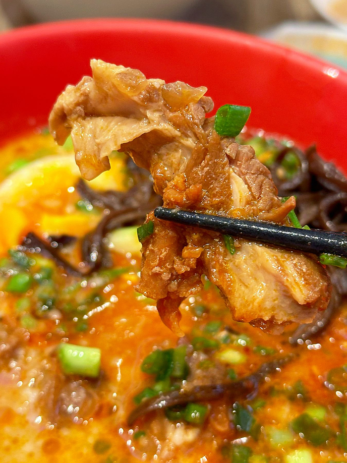 我的爆辣拉面加溏心蛋加木耳丝加小葱加蒜蓉满足