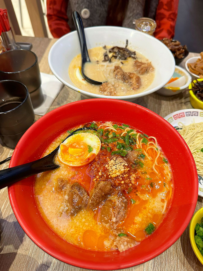 我的爆辣拉面加溏心蛋加木耳丝加小葱加蒜蓉满足