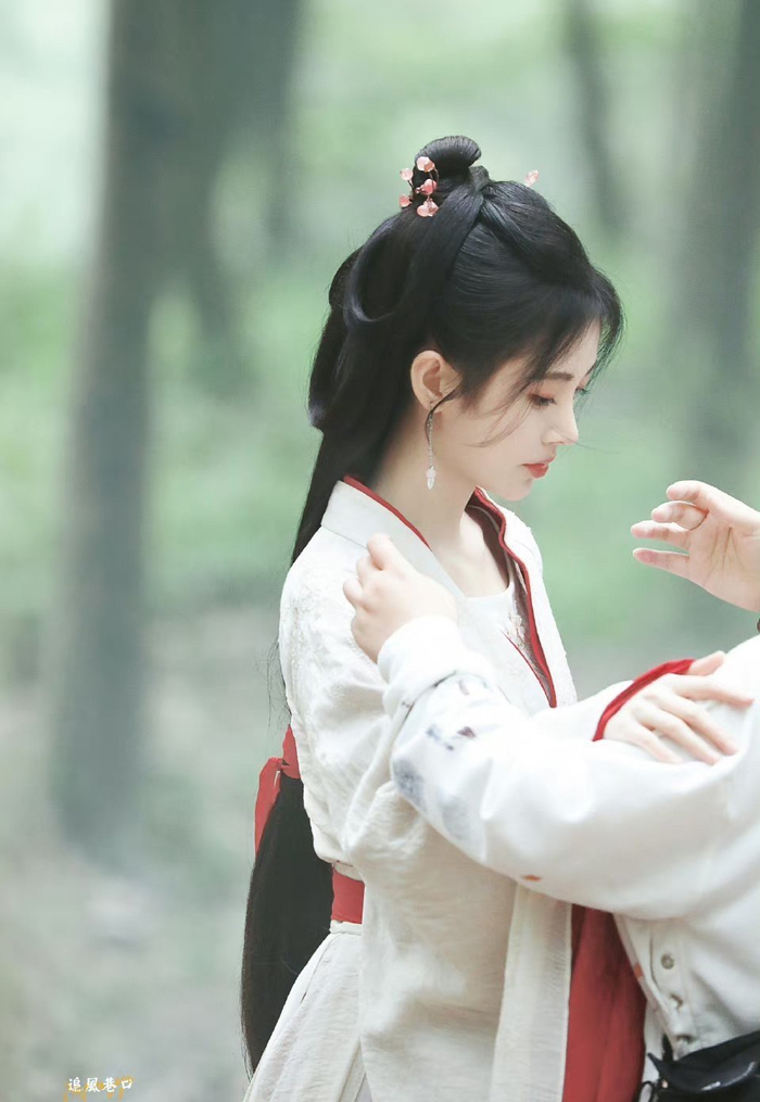 鞠婧祎新剧路透来啦一袭白衣温柔淡雅