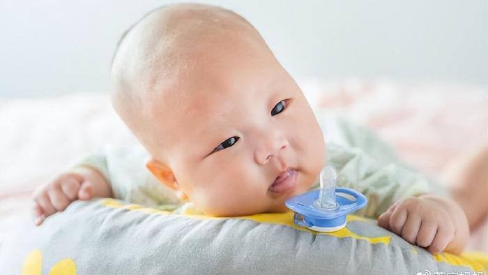 安抚奶嘴到底该不该给宝宝用？不想毁颜值，还需得掌握使用要领