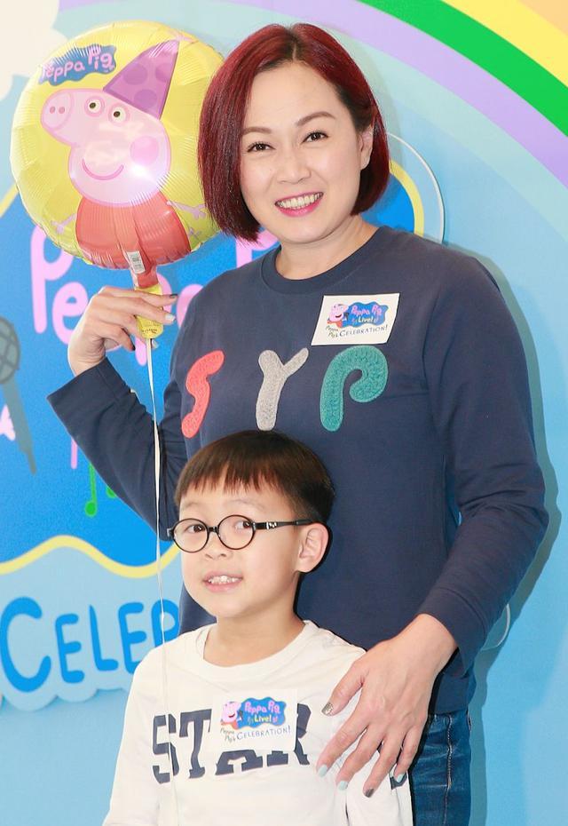 TVB艺人姚莹莹为儿子庆生幸福洋溢，9岁儿子心疼母亲学厨做饭