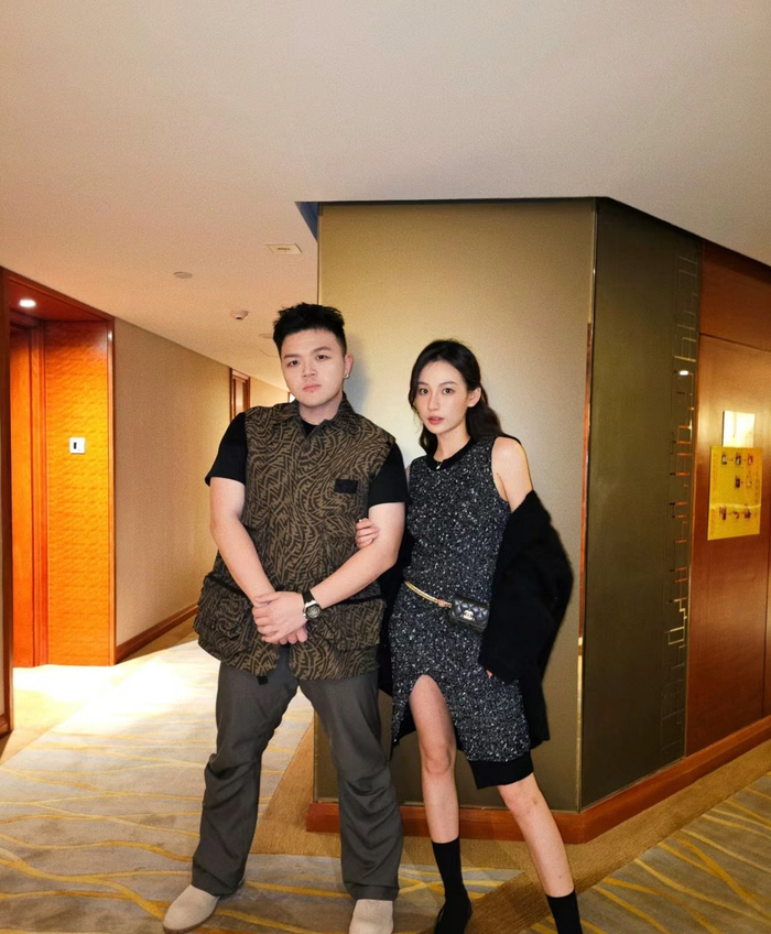 艾福杰尼女朋友发了两人合照配一脸这小子不仅有才还有眼光