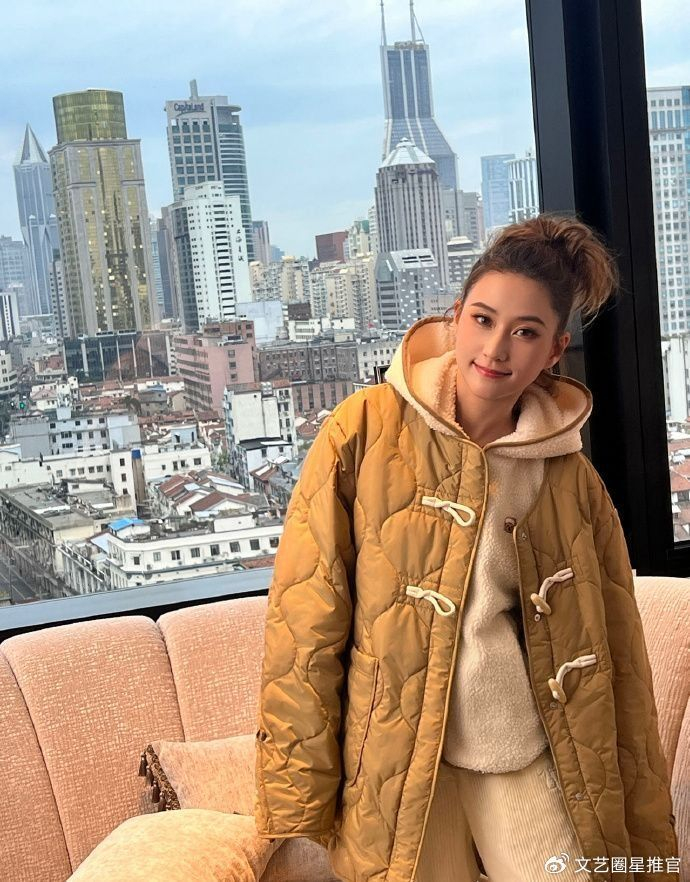 懒理家暴风波何超莲兴奋晒甜甜圈身材臃肿鼻子变大被质疑怀孕