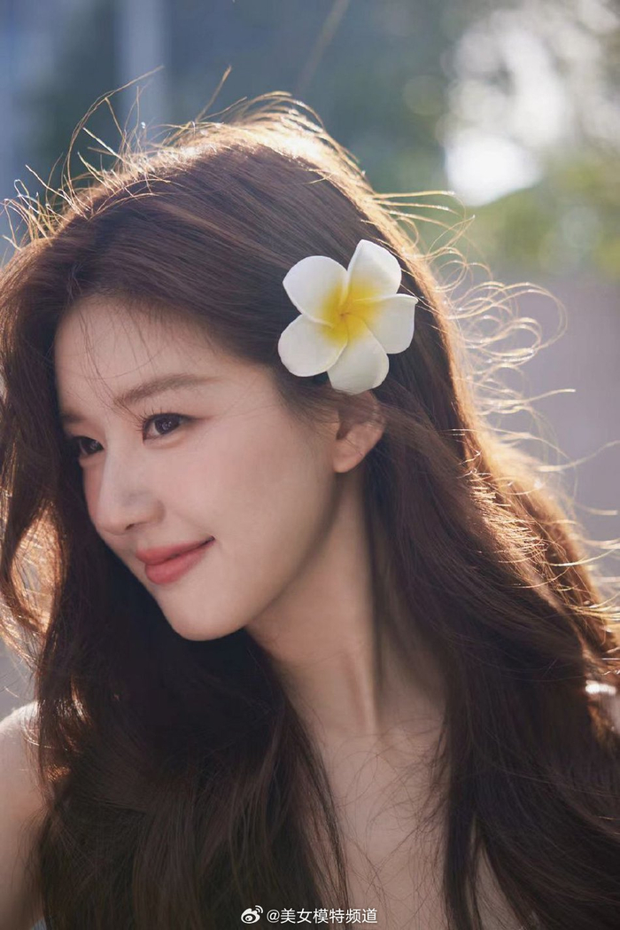 赵露思身穿米色吊带配大波浪造型