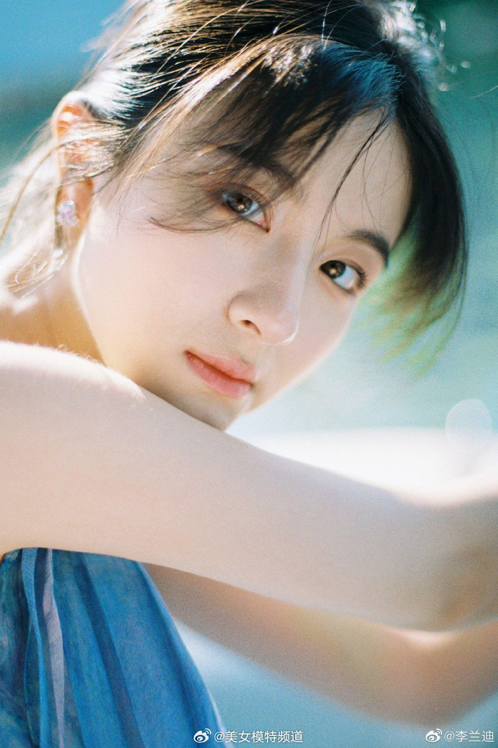 李兰迪着蓝色吊带裙清爽宜人眼神深邃宛若画中仙