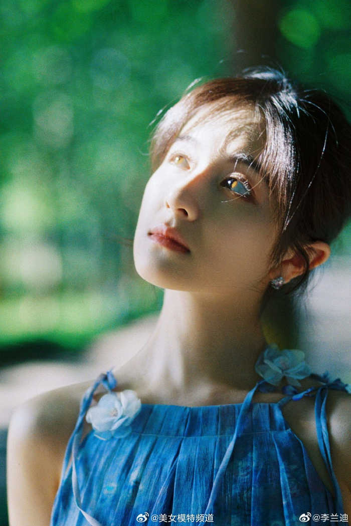 李兰迪着蓝色吊带裙清爽宜人眼神深邃宛若画中仙