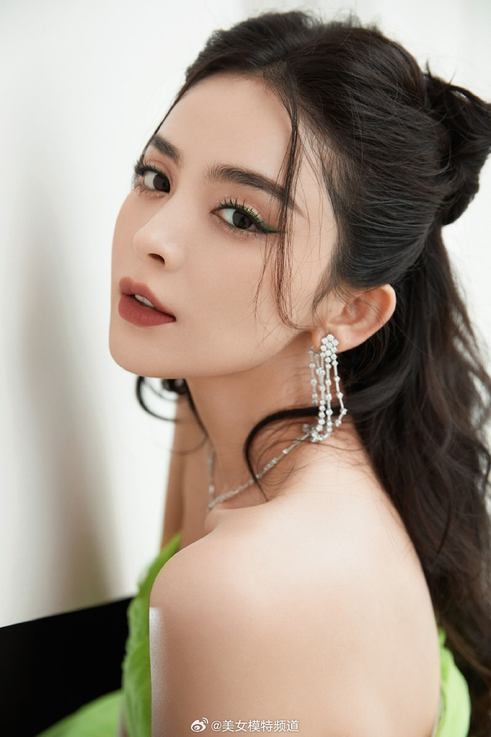 古力娜扎着绿色蓬蓬裙大片释出侧颜立体精致妩媚动人