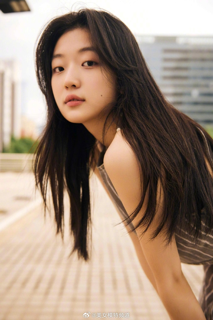 孙千穿着竖纹套装,长发披肩,露出元气治愈的笑容,灵动可爱