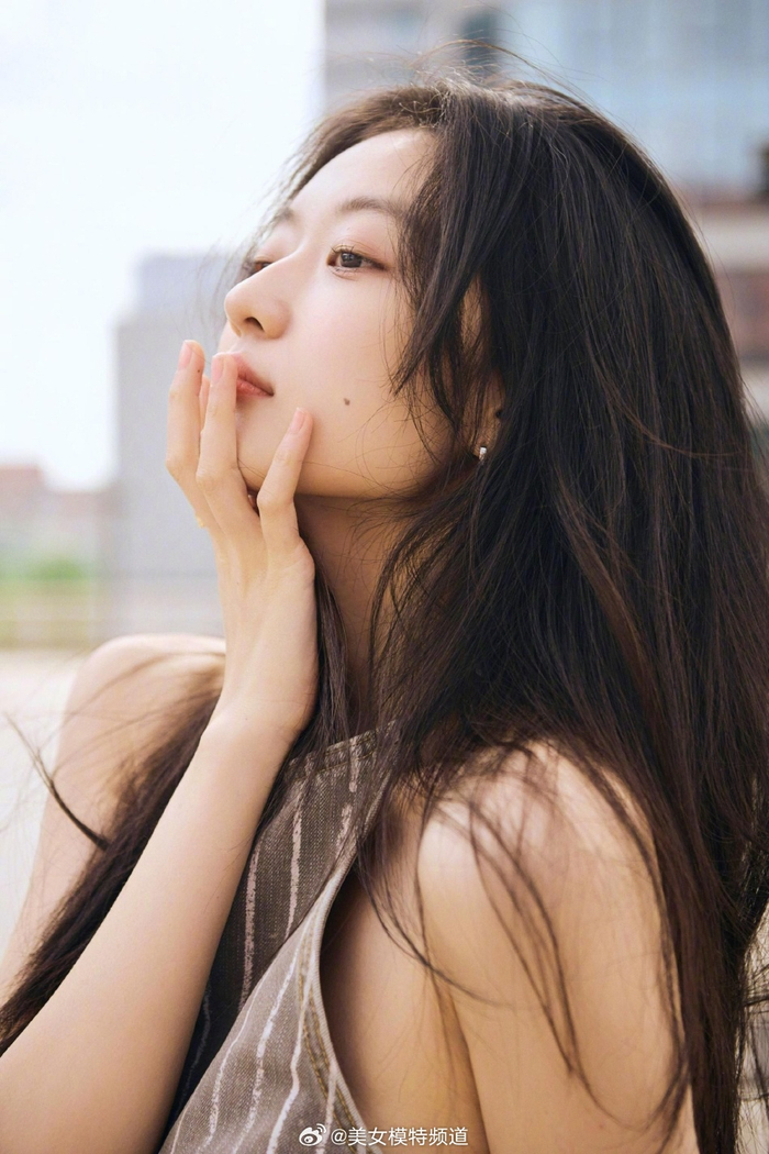 孙千穿着竖纹套装,长发披肩,露出元气治愈的笑容,灵动可爱