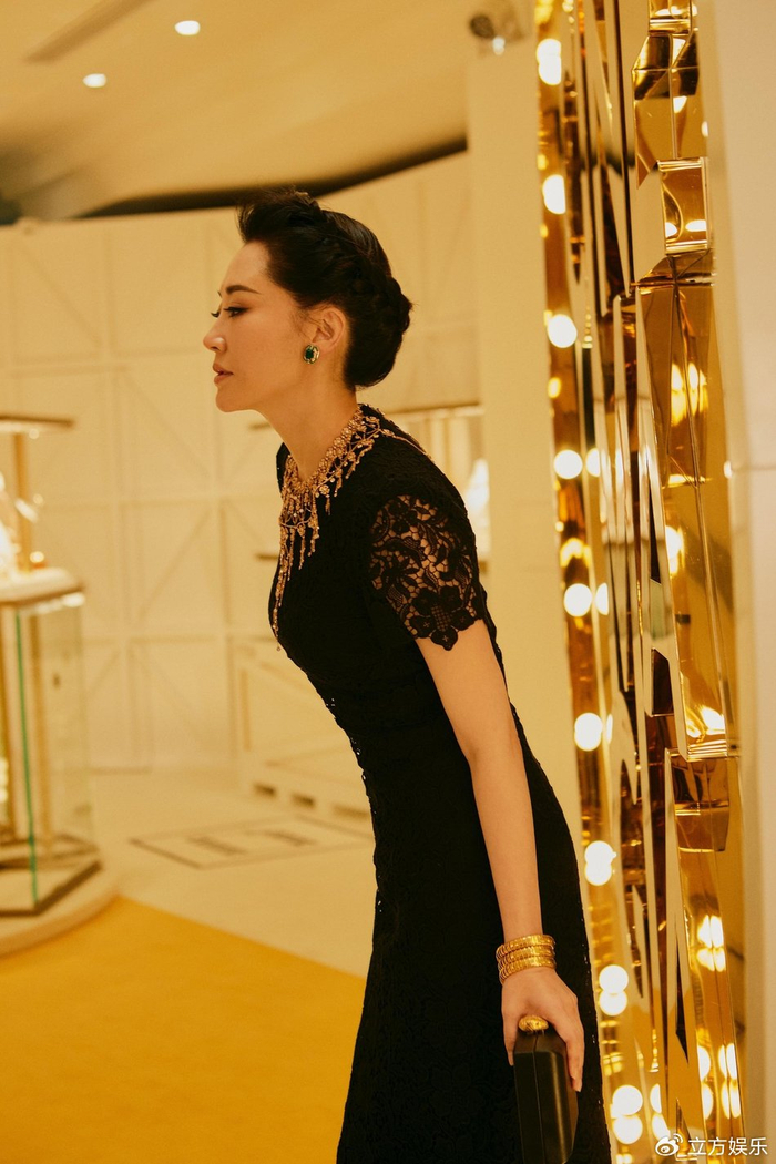 许晴一身黑色蕾丝长裙勾勒出优雅曲线,身材曼妙纤细,实力吸睛