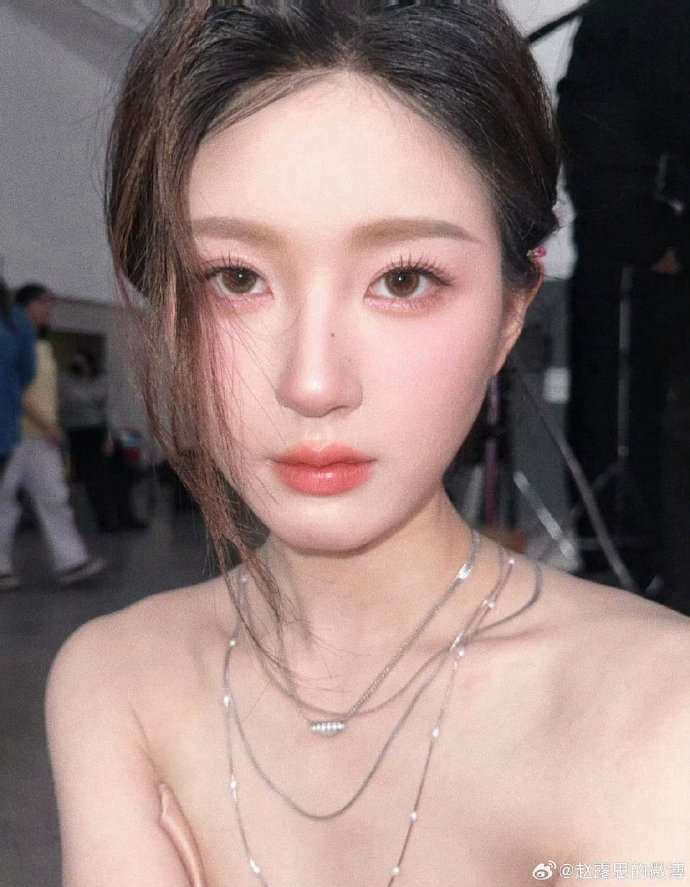 赵露思草莓元气妆来啦就算长痘痘了也是我们的草莓小甜心