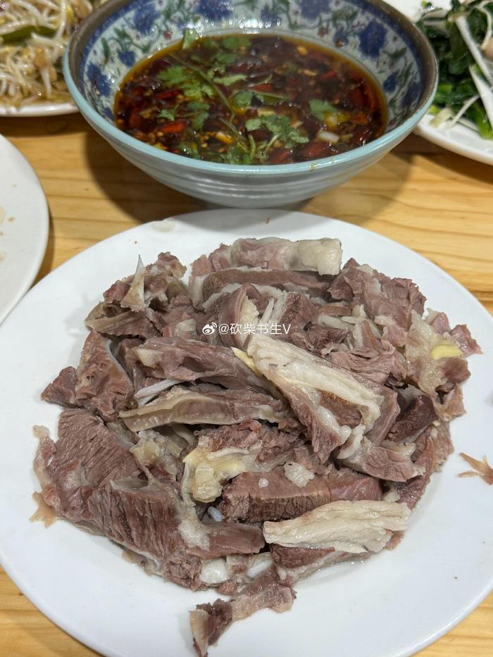 徐州著名的三中高皇羊肉館,招牌的蘸羊肉98一份