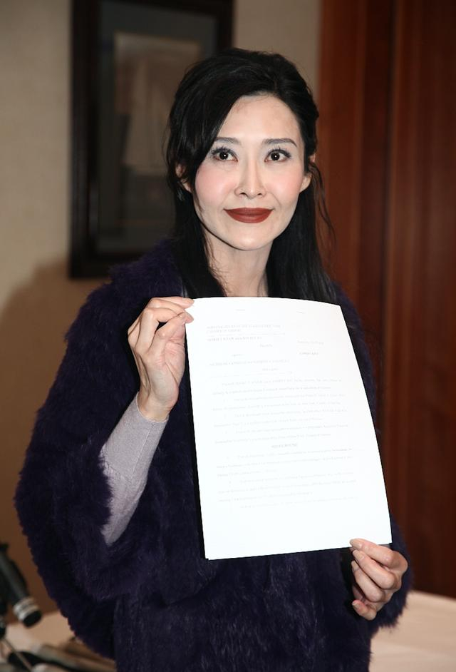 叶玉卿20岁女儿胡芷欣见证弟弟交女友晒姐弟合照，18岁弟弟像父亲