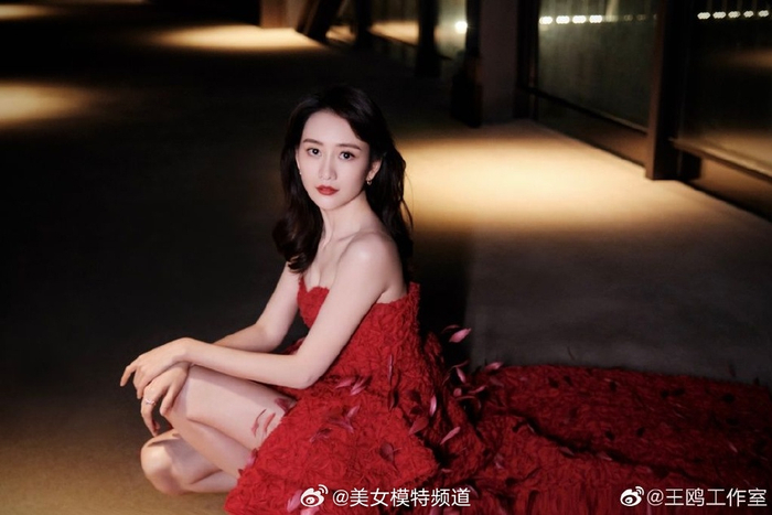 王鸥穿红色长裙露大长腿 留披肩长发唇红齿白显温婉__财经头条
