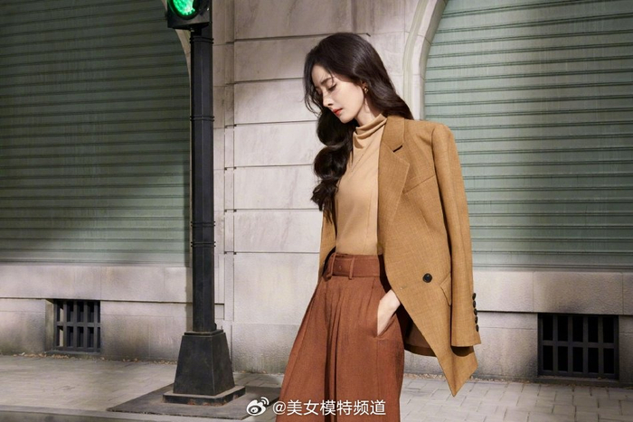 杨幂穿棕色西装搭配波浪长发温柔干练