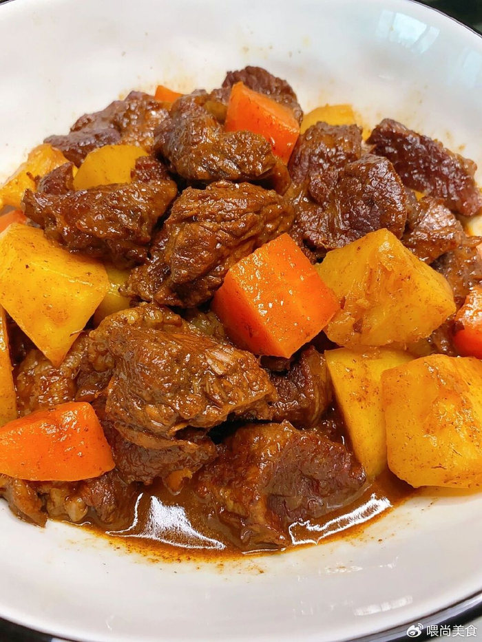 今天我要给大家介绍一道让人垂涎欲滴的美食——红烧牛肉.