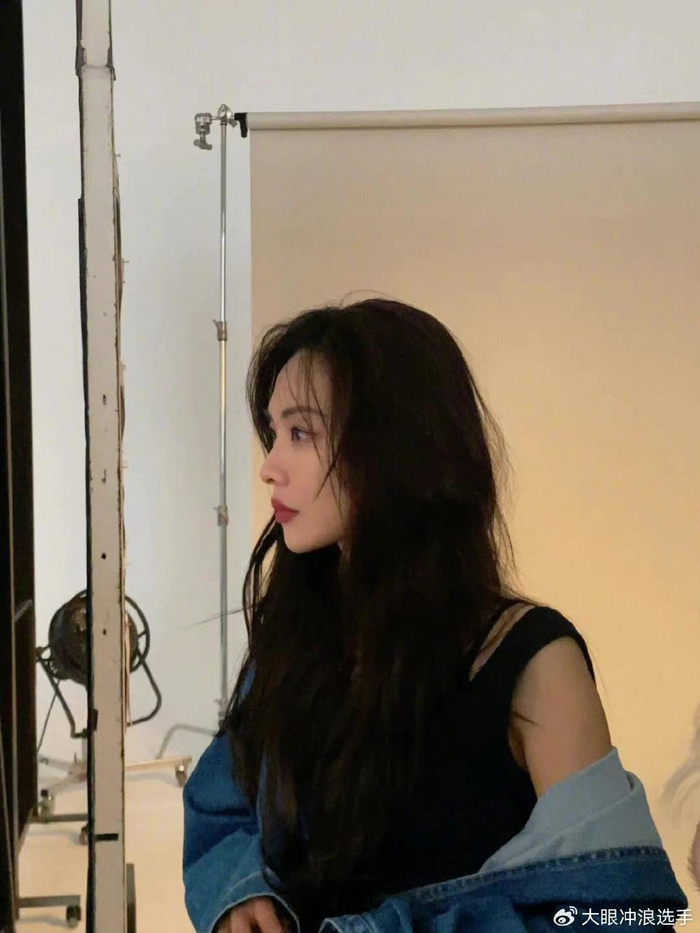 在2016年,王霏霏在微博上对中国南海事件发表了支持的言论,强调中国在