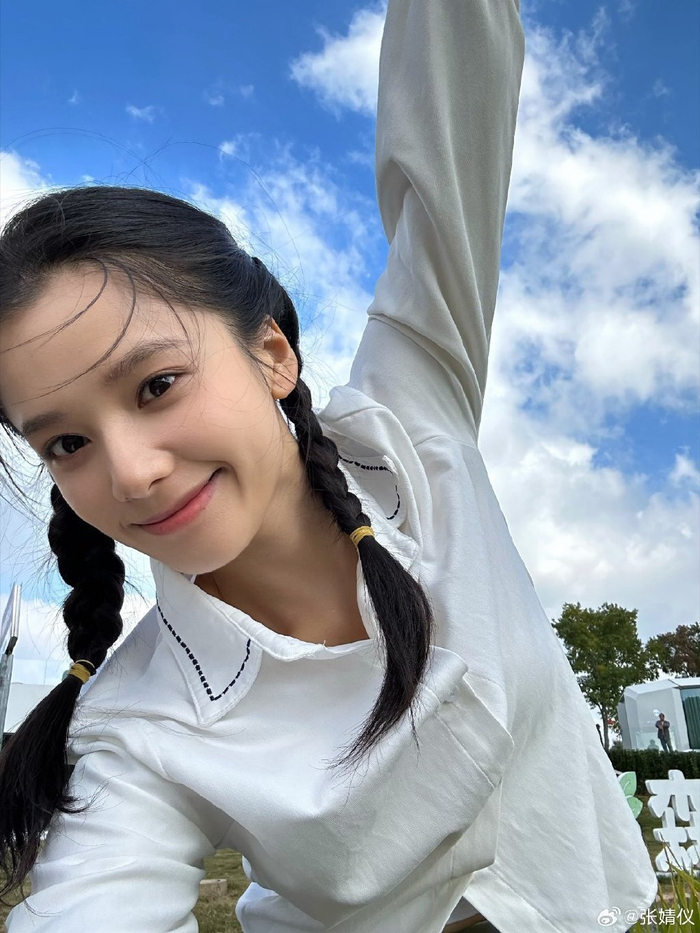 张婧仪自拍照更新双羊角辫造型青春感满满wink也好可爱啊