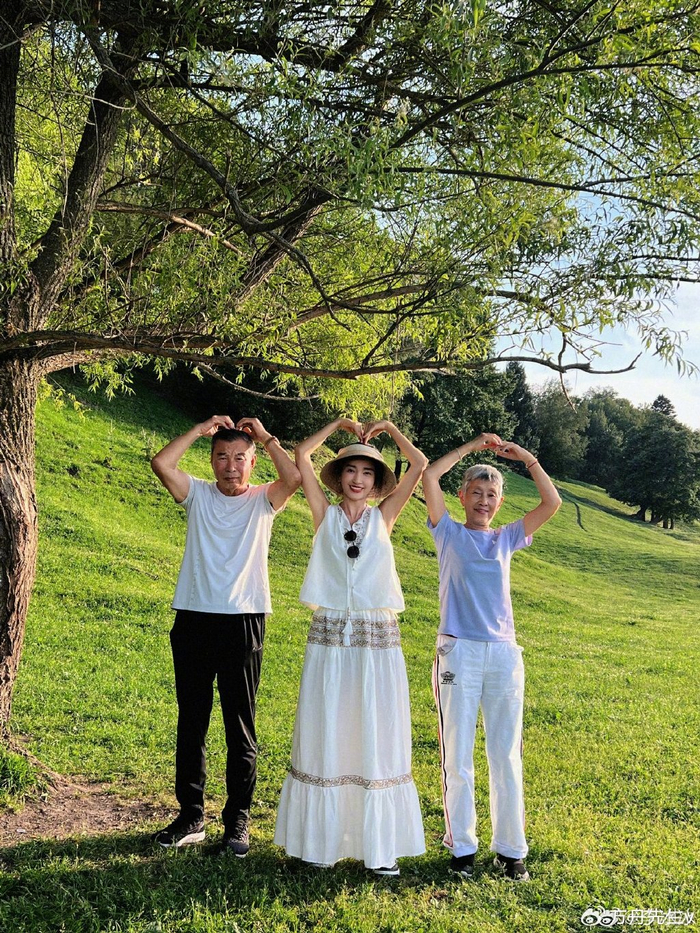 李冰冰带父母到新疆自驾游,51岁仍是单身,70多岁妈妈已白发苍苍