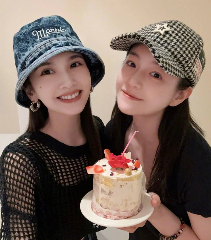 杨丞琳陈妍希低调合影庆生