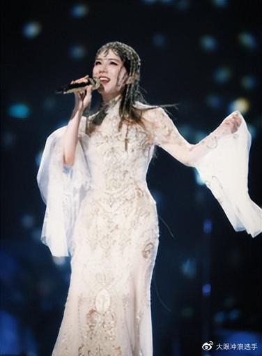 左边颚骨萎缩:邓紫棋