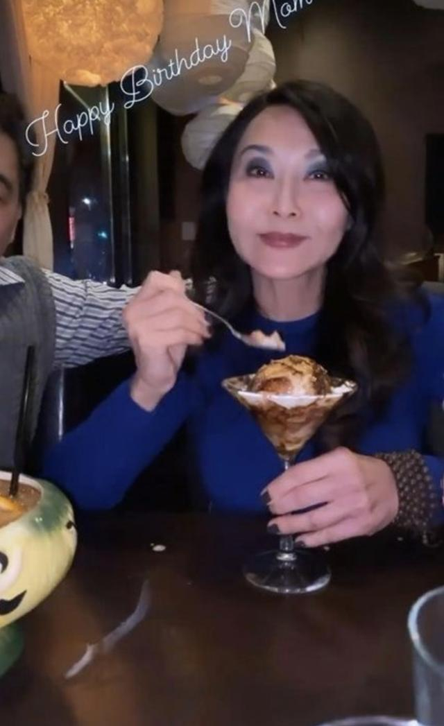 叶玉卿20岁女儿胡芷欣见证弟弟交女友晒姐弟合照，18岁弟弟像父亲