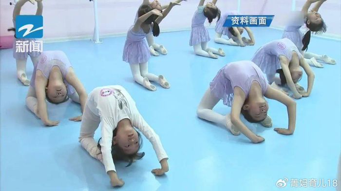 有一种悲剧叫″下腰瘫″：父母花钱给娃学跳舞，孩子瘫痪站不起来