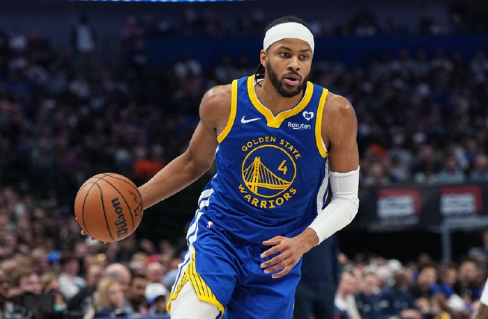 本场比赛中,勇士的替补侧翼新星摩西-穆迪(moses moody)的表现其实