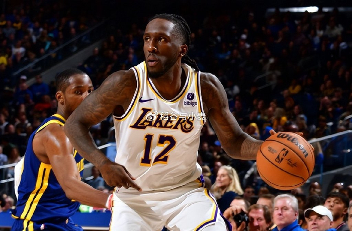 虽然湖人拿下了比赛的胜利,但是球队的先发锋线大将托里恩-普林斯