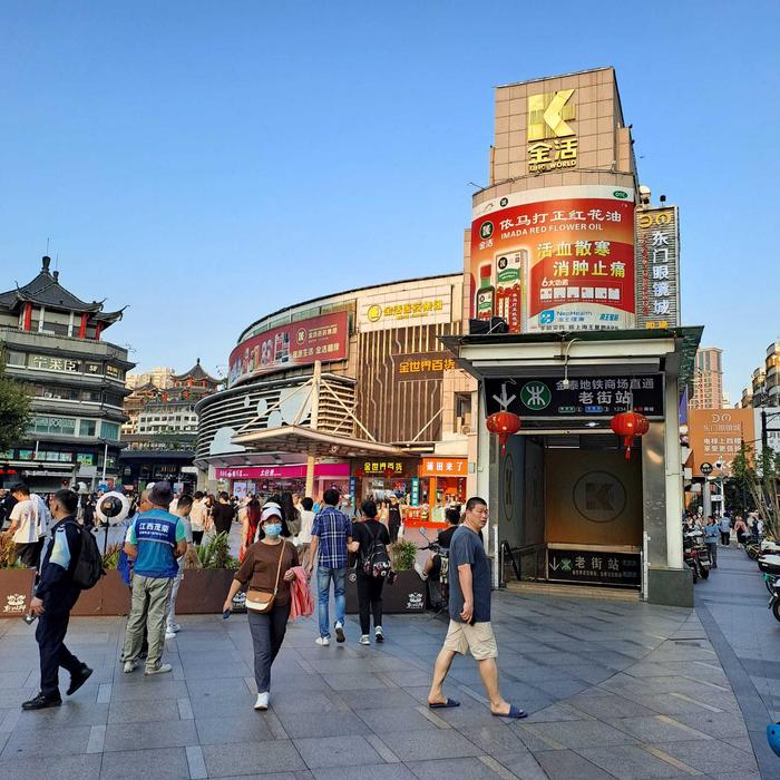 有网民表示,逛深圳东门町就跟逛台北西门町一样