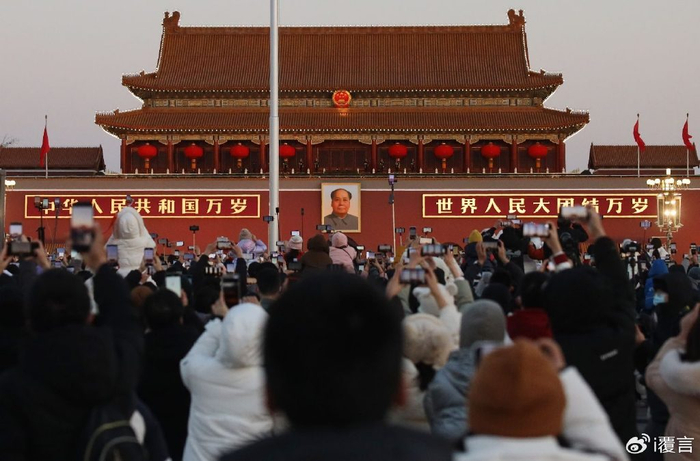 天安门城楼上，为什么要写“世界人民大团结万岁”？__财经头条__新浪财经
