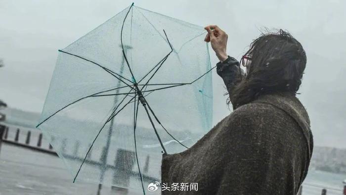 保命知识 下雨天不要在高铁站台上打伞