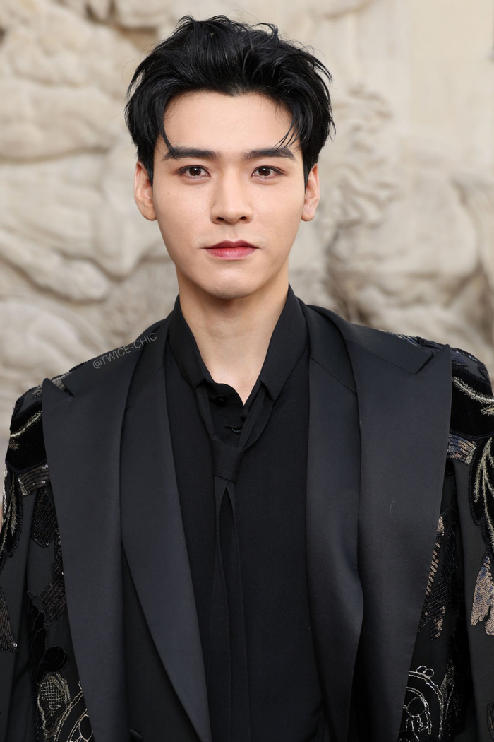 龚俊今日巴黎eliesaab大秀观秀造型一袭2023秋冬高定礼服上身