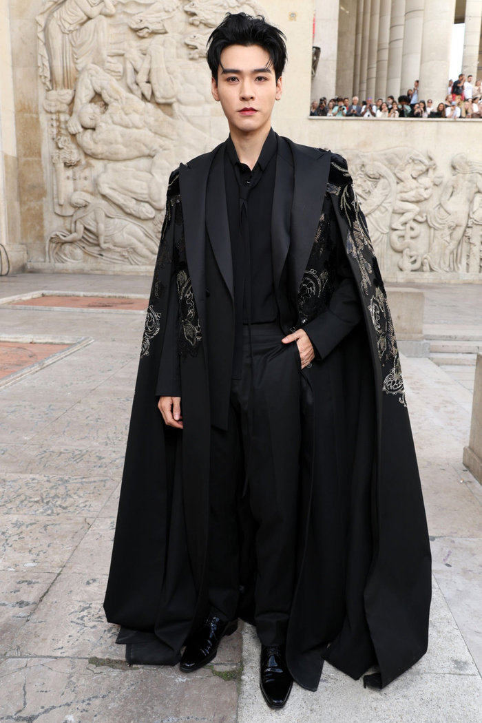 龚俊今日巴黎eliesaab大秀观秀造型一袭2023秋冬高定礼服上身