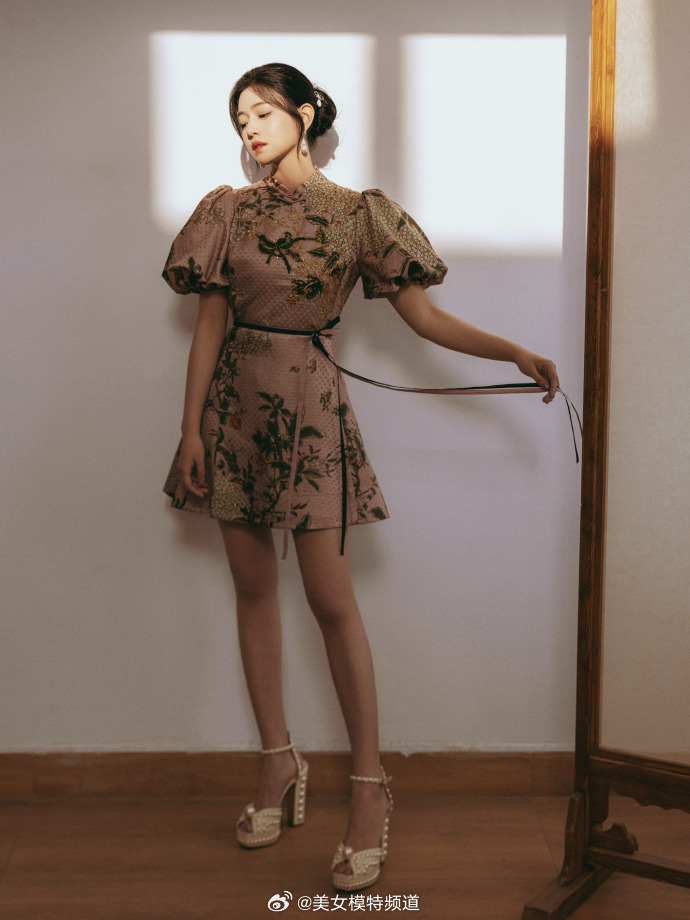 陈妍希国风造型大片释出穿连衣裙秀纤细美腿