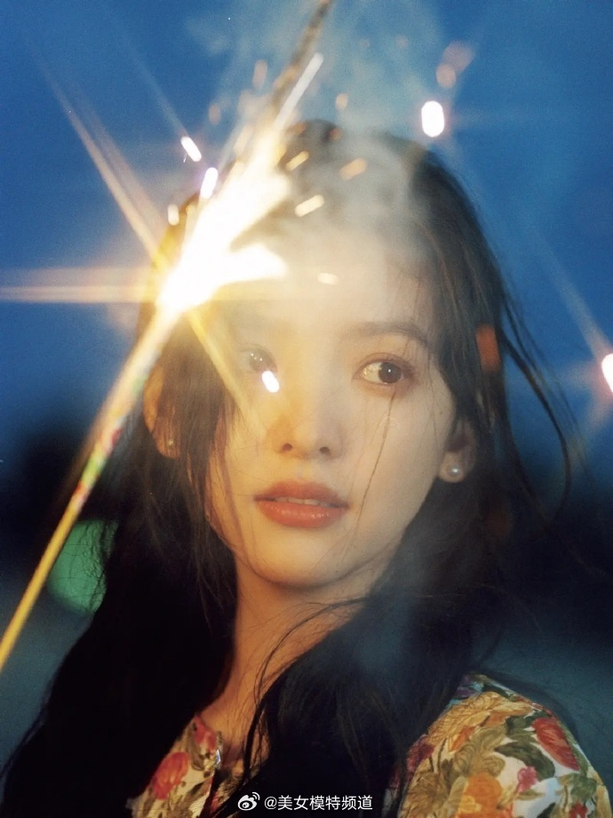 章若楠纯欲少女漫写真灵动可人微微一笑如春风拂面