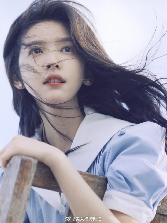 章若楠纯欲少女漫写真灵动可人微微一笑如春风拂面