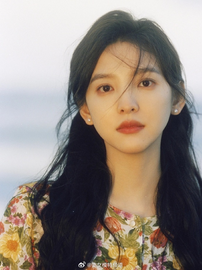 章若楠纯欲少女漫写真灵动可人微微一笑如春风拂面
